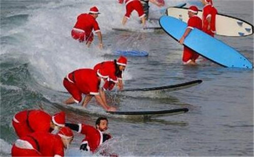 320名圣诞老人集体冲浪？八一八圣诞节奇闻趣事