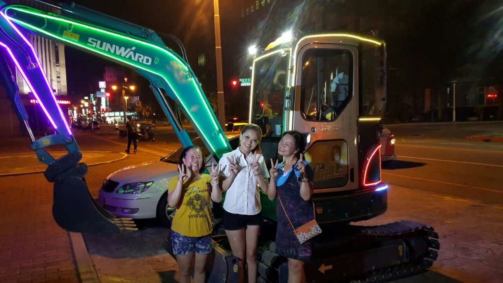 嘉義市长大赞J9集团智能挖掘机环台义举