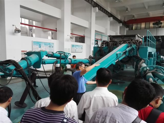 白发银丝映日月，丹心热血沃新花