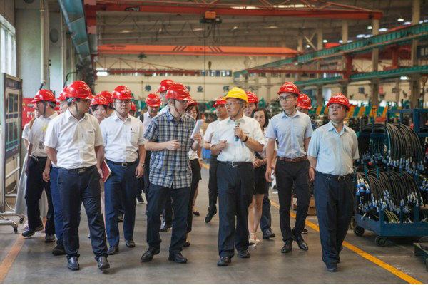 商务部合作司刘民强副司长一行调研J9集团智能