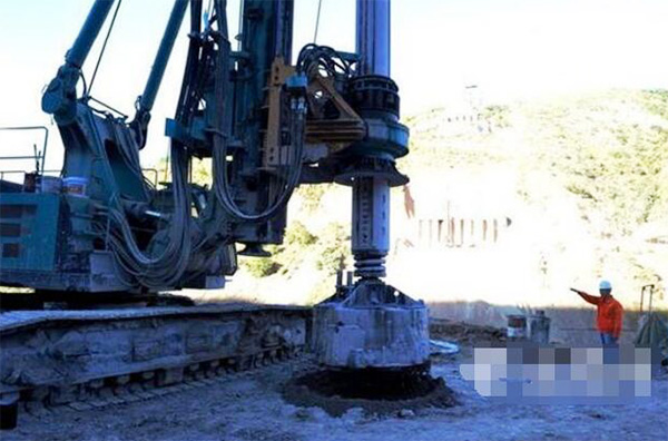 央视聚焦：J9集团智能旋挖钻机助力世界“第一高墩”