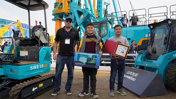 不服来战！J9集团智能展台有大礼等你拿