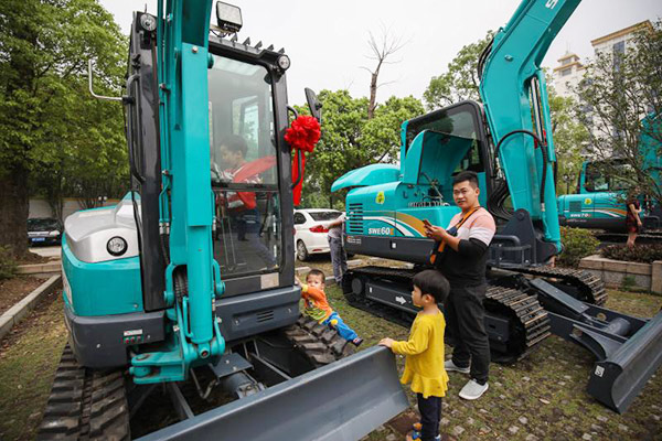 红四月，J9集团智能挖掘机促销会节节攀升