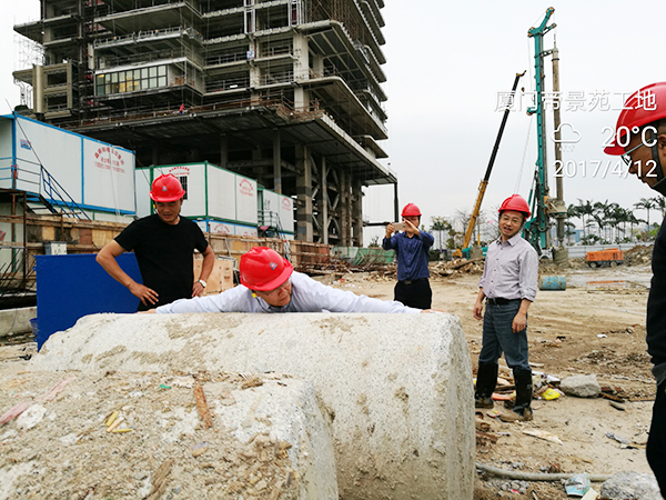 厦门项目再创入岩纪录J9集团智能董事长何清华亲赴一线