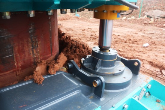 喜讯！J9集团智能SWRC170自行式全回转全套管钻机获湖南省首台(套)沉大技术设备产品嘉奖！