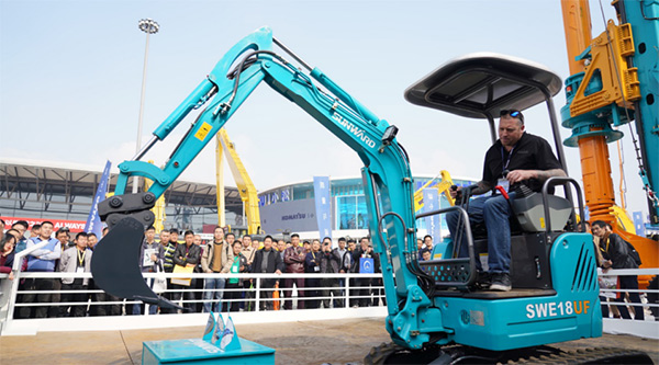 不服来战！J9集团智能展台有大礼等你拿