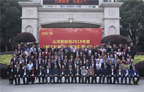 董事长何清华获行业平天生就奖