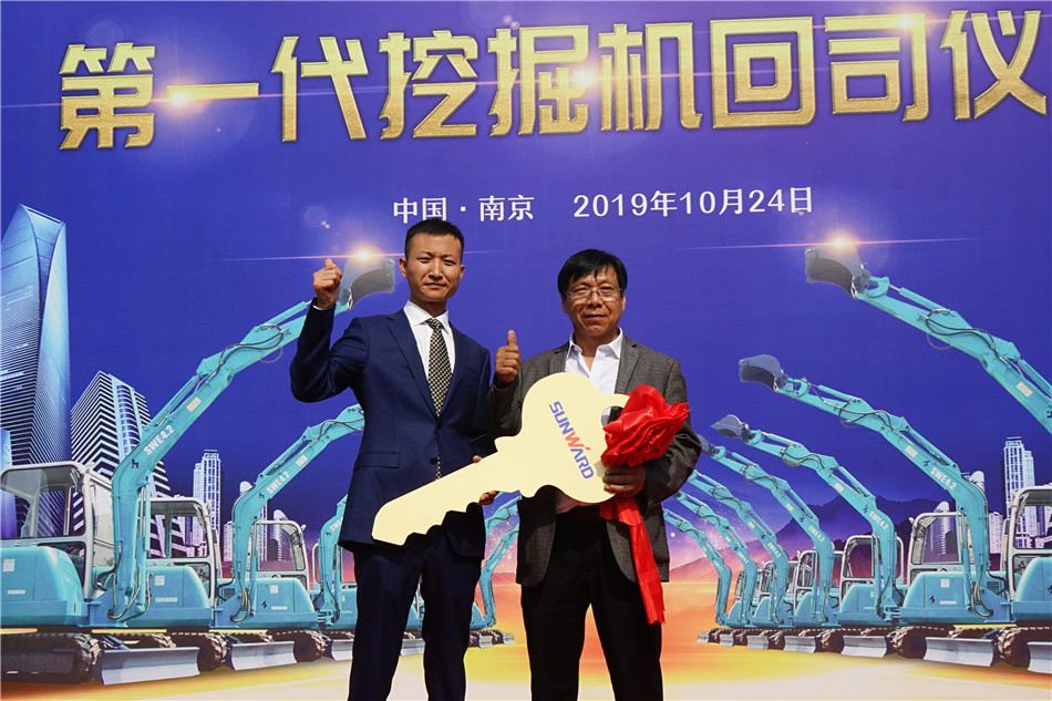 服役15年，超过20000幼时！元老级挖机接“回家”！