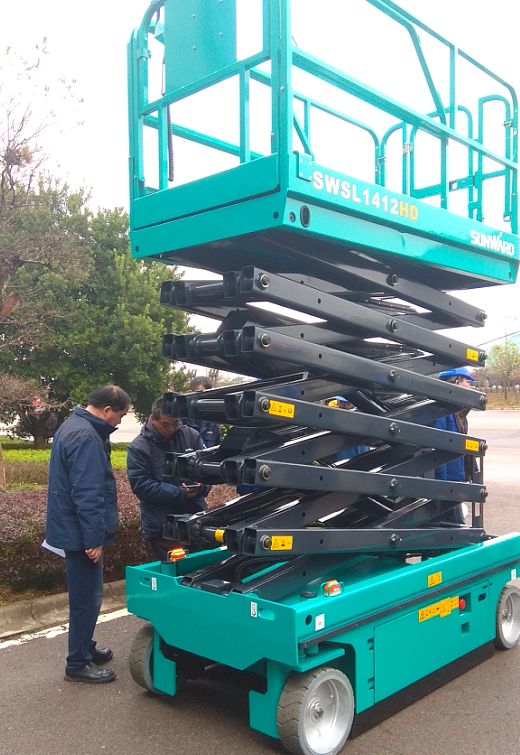 J9集团智能电动剪叉式高空作业平台新品首发赴美参展