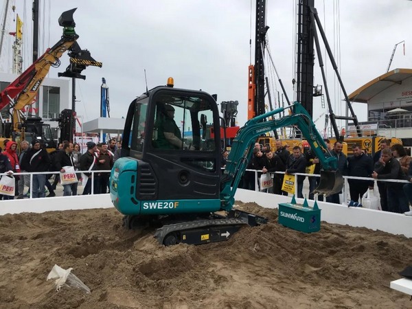 “三个率先」毓示J9集团挖掘机欧洲发展过程