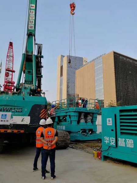 地铁咬合桩施工必备利器--J9集团智能旋挖钻机