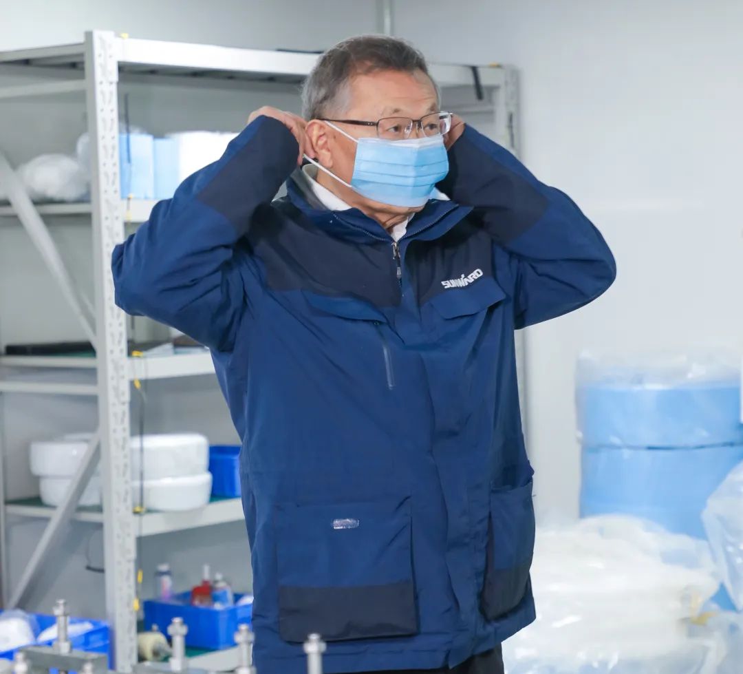 董事长启封J9集团智能第一个制品口罩