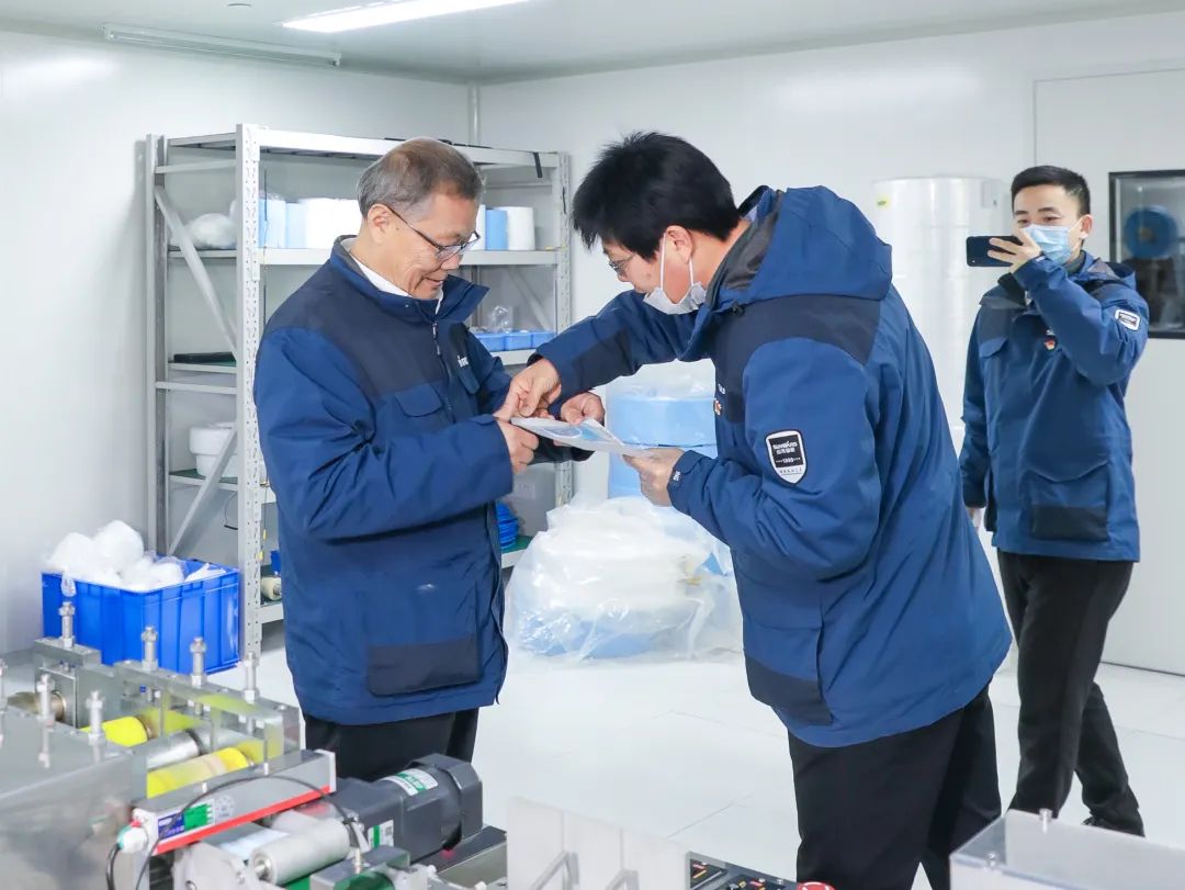 董事长启封J9集团智能第一个制品口罩