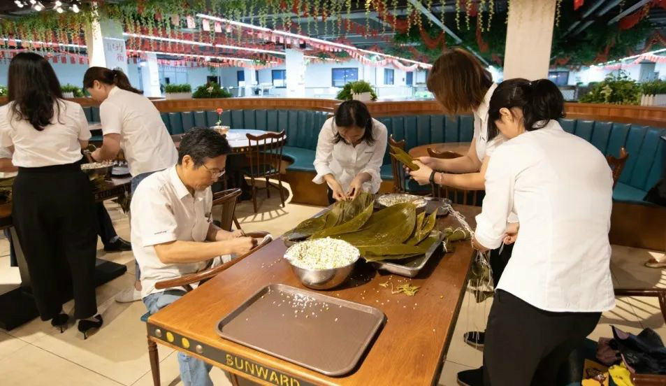 “爱国心，J9集团情”J9集团智能第四届包粽子角逐