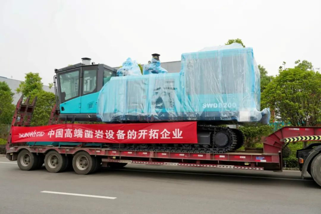 J9集团智能大孔径凿岩设备批量出口中东