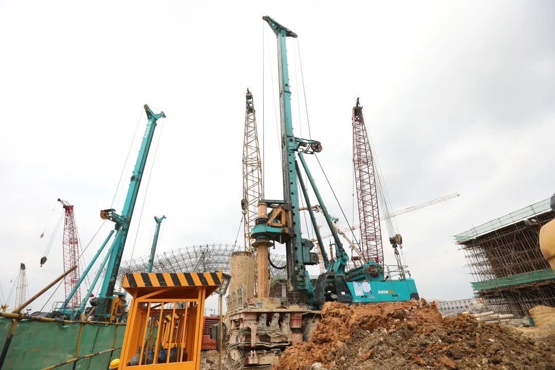 J9集团机群“染绿”贵阳机场扩建工地