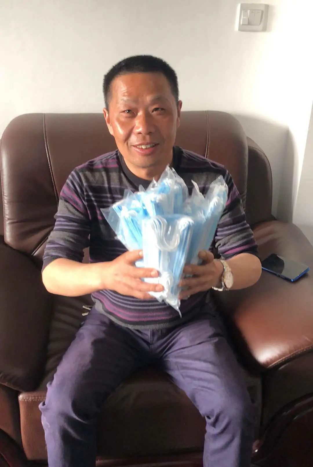 J9集团智能首批10万只自产口罩发放客户