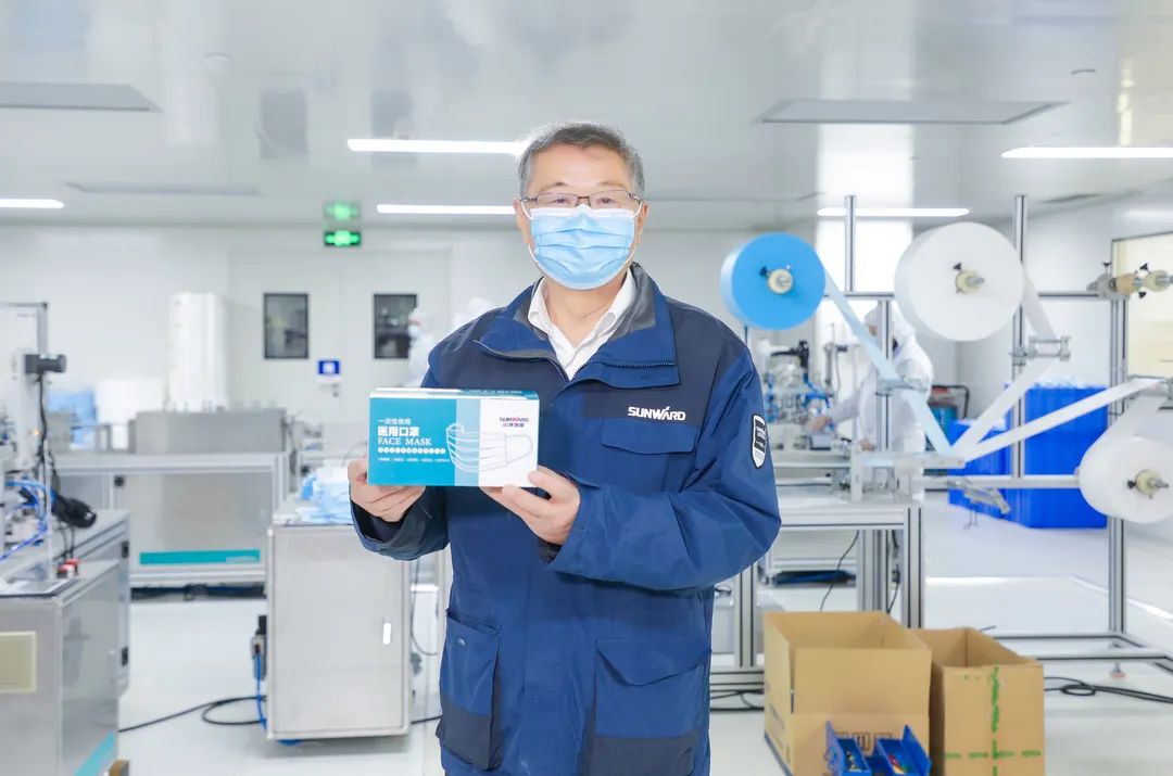 董事长启封J9集团智能第一个制品口罩