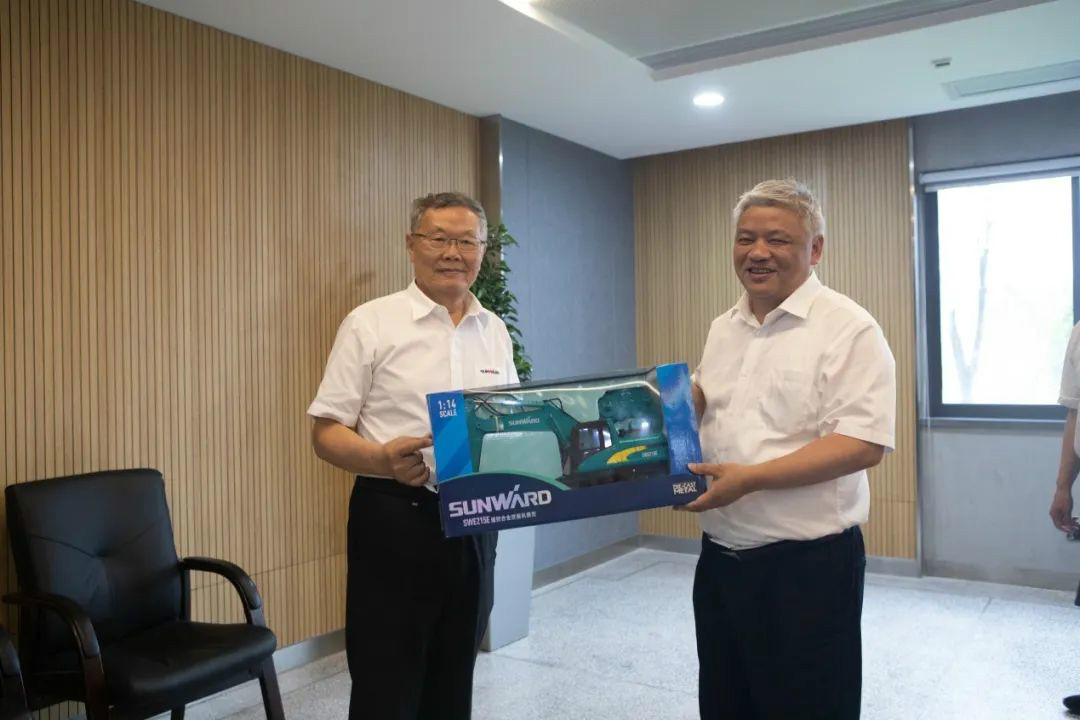 湖南黄金集团董事长黄启富一行调查J9集团智能