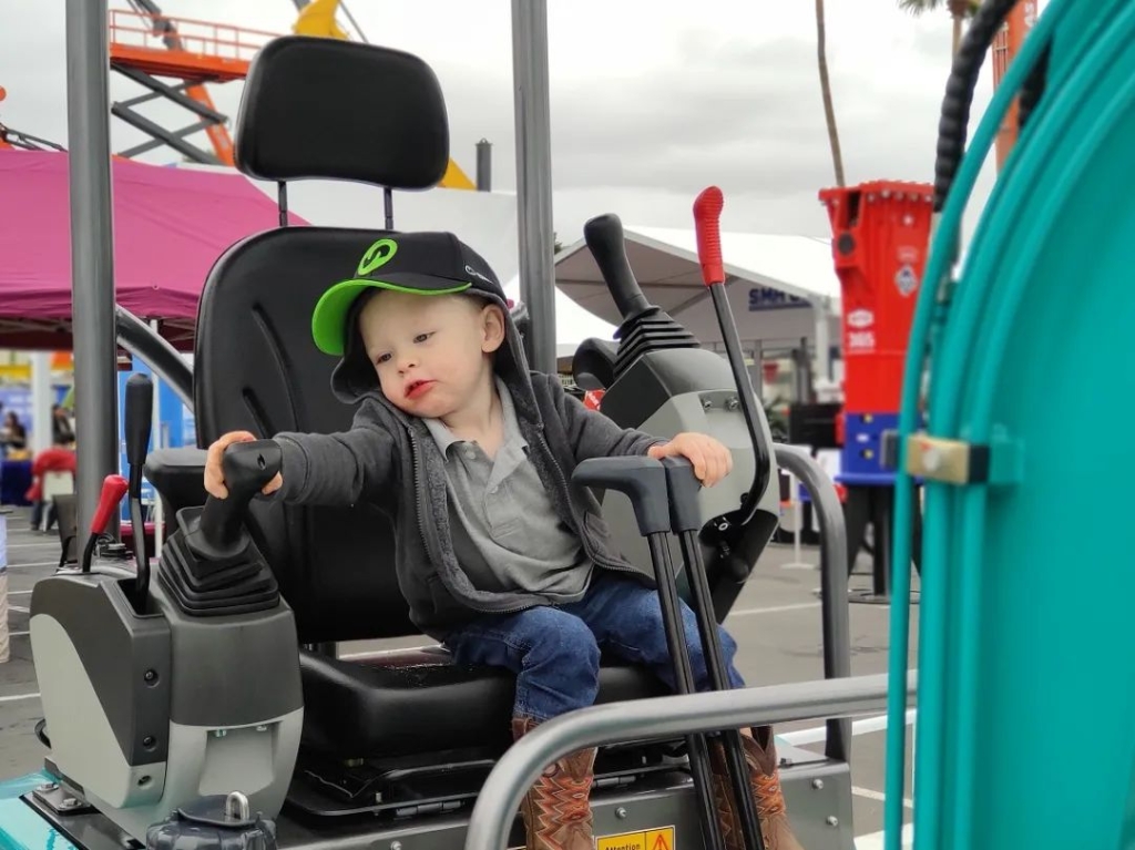 J9集团智能全新亮相美国工程机械展