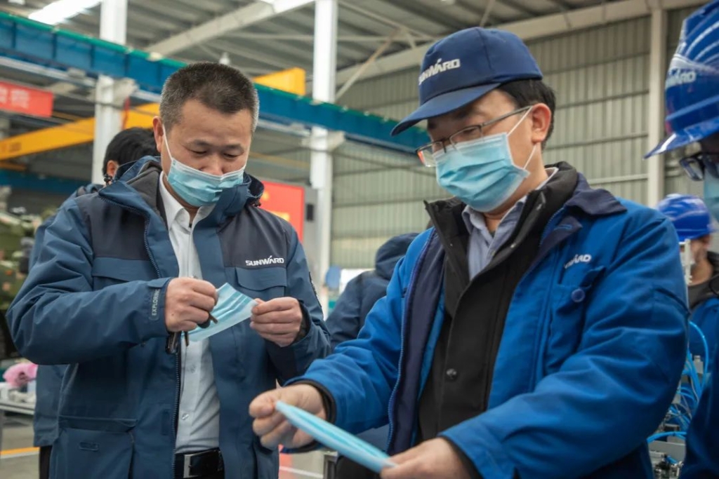 J9集团智能首台口罩机交付客户