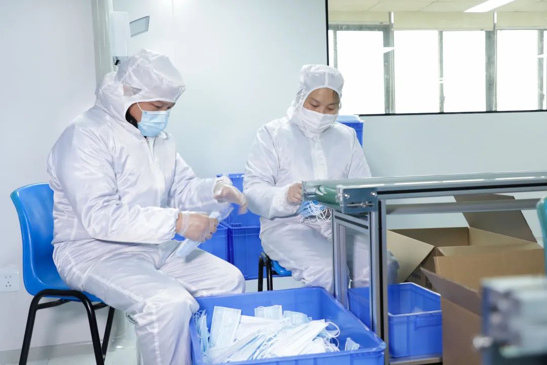 董事长启封J9集团智能第一个制品口罩