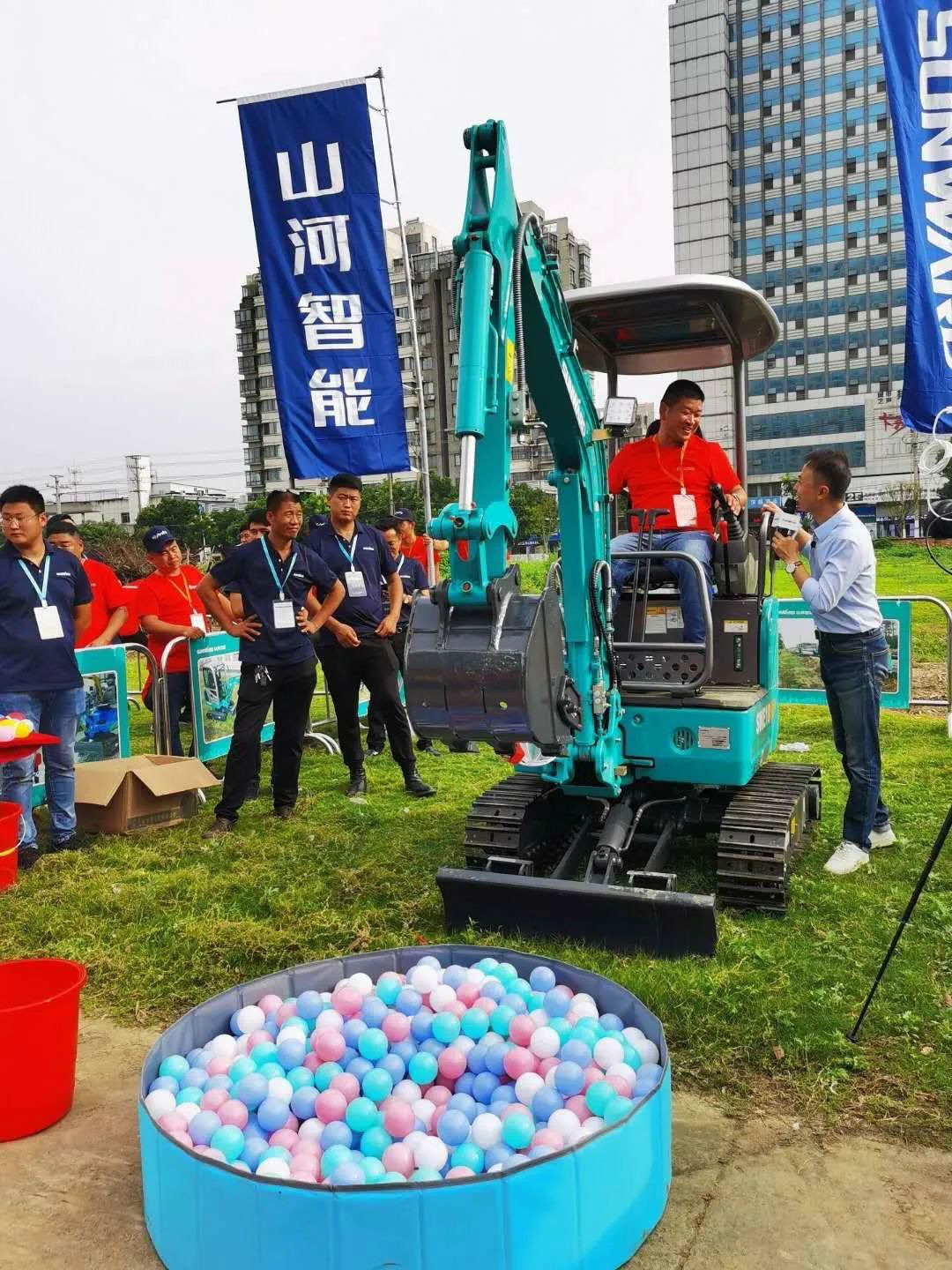 2020全球微挖大会 J9集团智能精品微挖赢得满堂彩