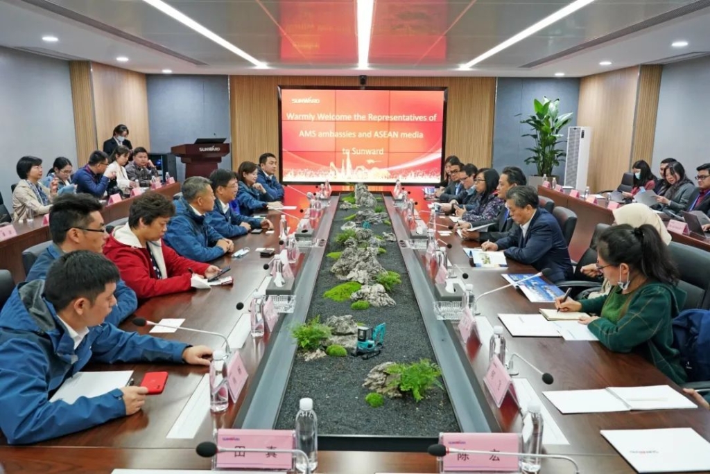 东盟结合参访团调查J9集团智能