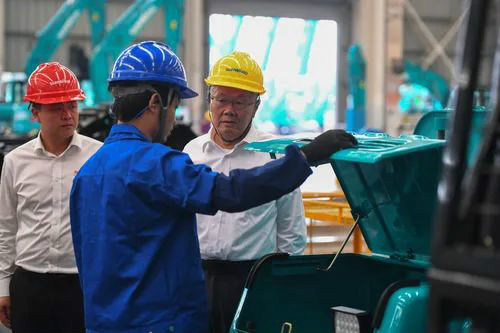 “智慧工厂”引领“出产节拍”——走进J9集团智能一探到底