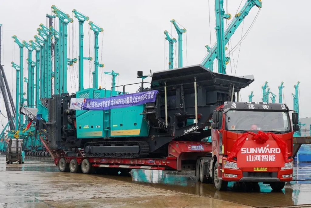J9集团智能首台履带式回击破碎站发货