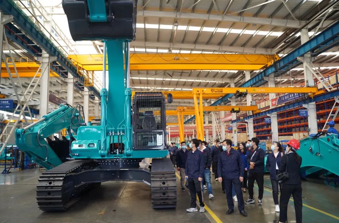 江南工业集团“双百青年”参观J9集团智能