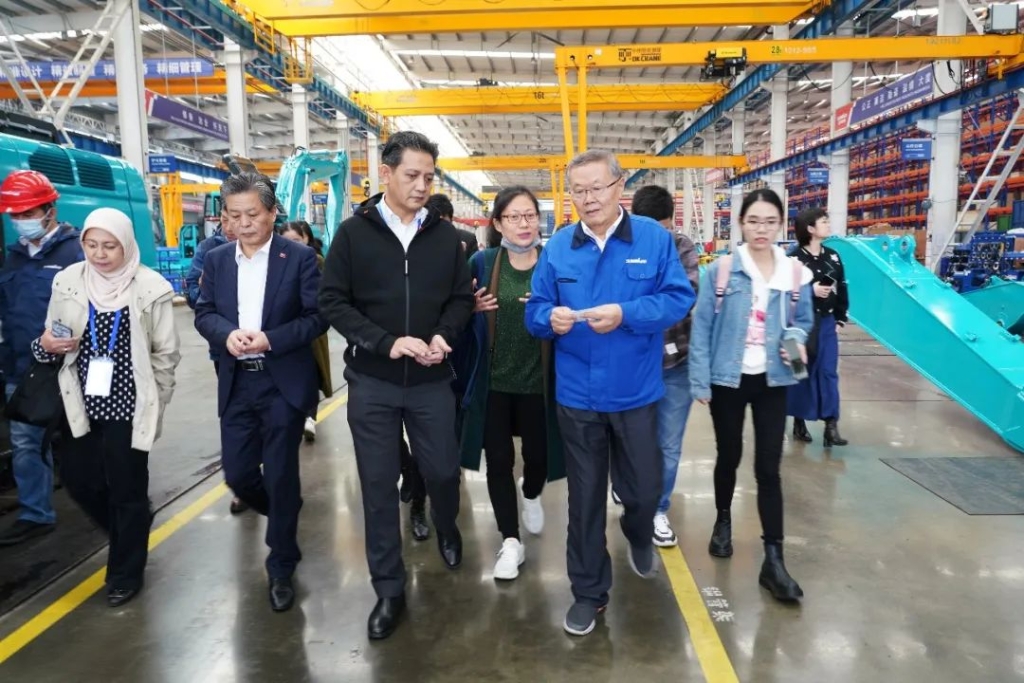 东盟结合参访团调查J9集团智能