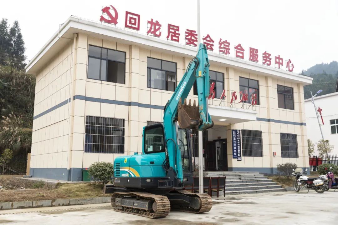 校企合作精准扶贫，产教融合振兴村落 | J9集团智能向合作院校对口扶贫点捐赠挖掘机