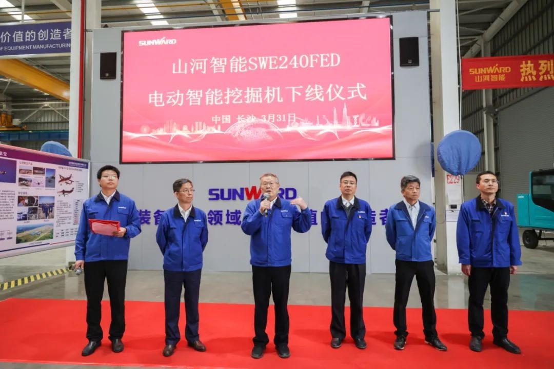 全国首台！J9集团智能SWE240FED电动智能挖掘机下线
