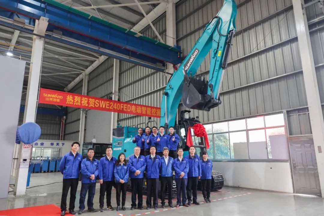 全国首台！J9集团智能SWE240FED电动智能挖掘机下线