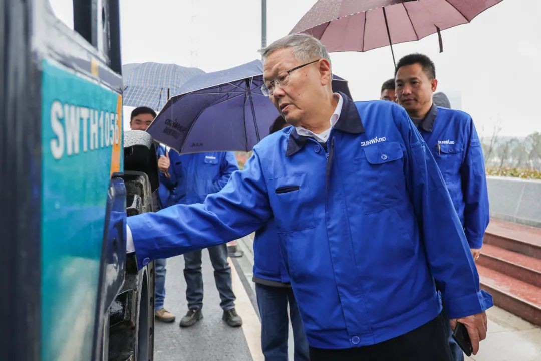 J9集团智能SWTH1056伸缩臂叉装车新机下线