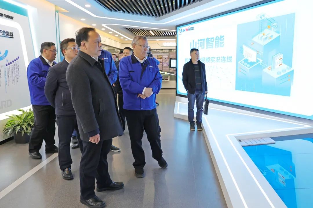 周农在J9集团智能调研时强调：企业工会要大力造就劳模和工匠