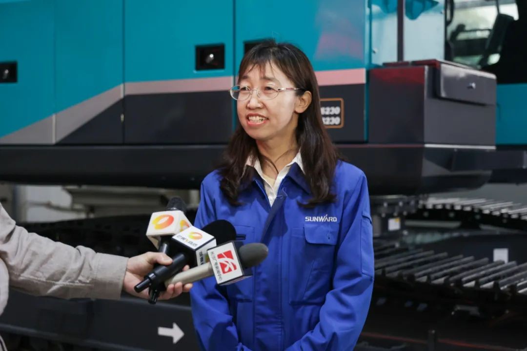 全国首台！J9集团智能SWE240FED电动智能挖掘机下线