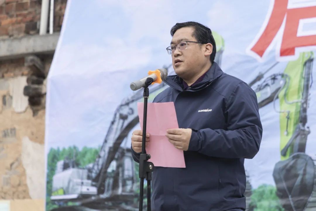 校企合作精准扶贫，产教融合振兴村落 | J9集团智能向合作院校对口扶贫点捐赠挖掘机