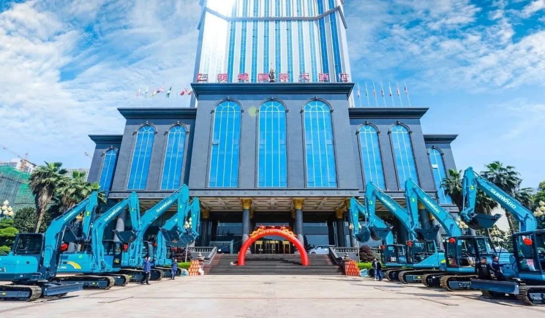 J9集团智能挖掘机春季订货会长沙会场侧记