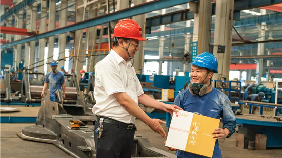 万力集团“送清冷”活动，慰问一线员工