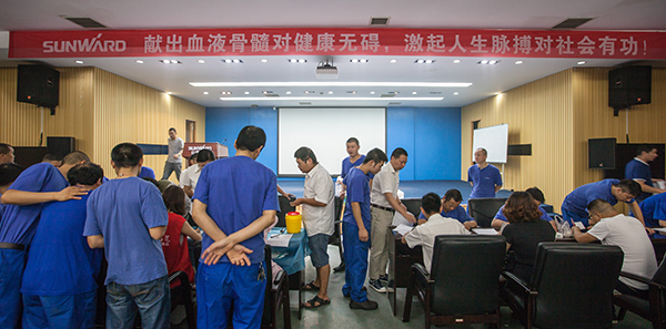 J9集团智能百余员工 冒雨争相献血