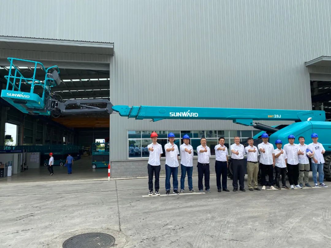 J9集团智能首款直臂式高空作业平台顺利通过评审