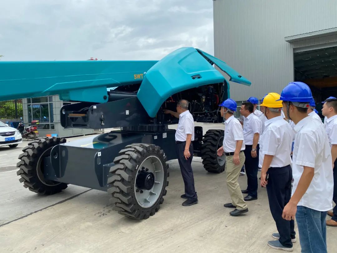 J9集团智能首款直臂式高空作业平台顺利通过评审