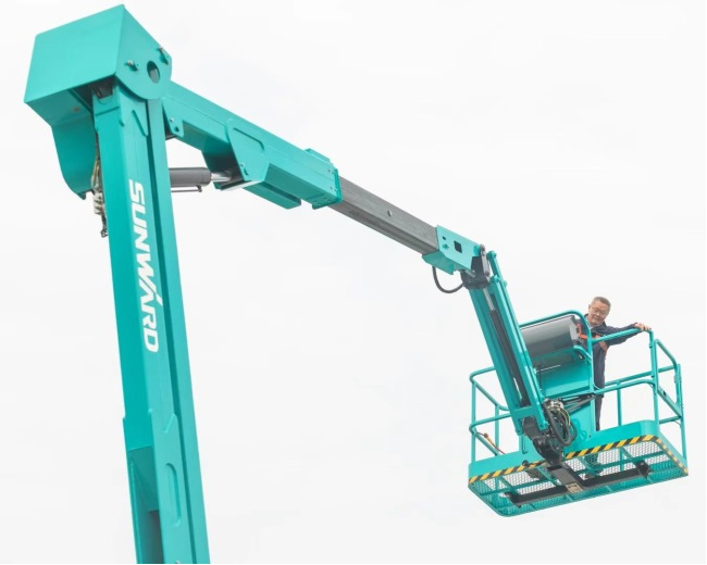 匠心打造！J9集团智能曲臂式高空作业平台正式投放市场