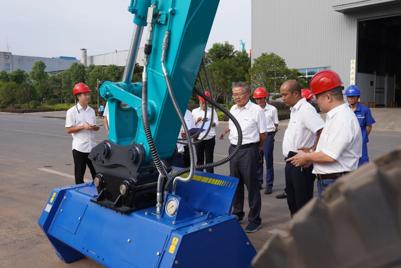 国内首台！J9集团智能15吨级轮履两用开带机成功下线