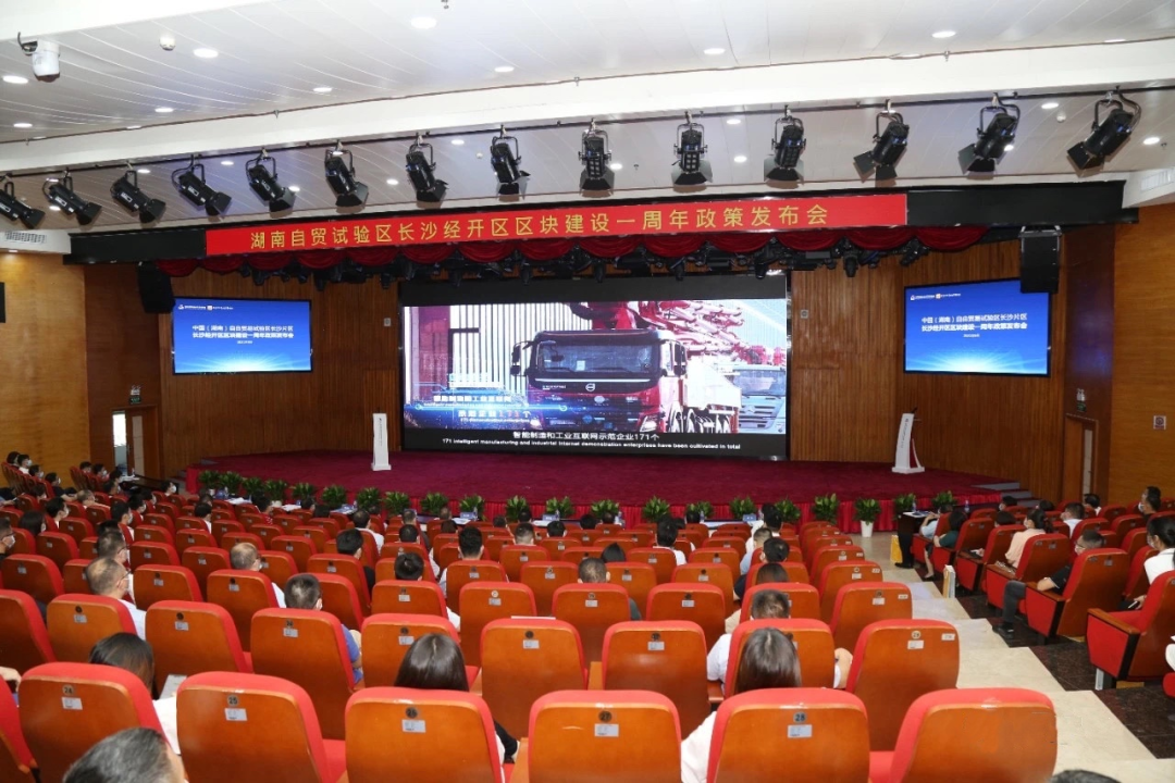 携手长沙经开区，J9集团智能索求工程机械二手设备出口