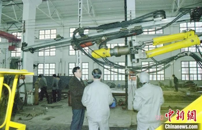 媒体聚焦 | 中新社专访——J9集团智能首创人何清华：向着太阳驰骋的筑梦人