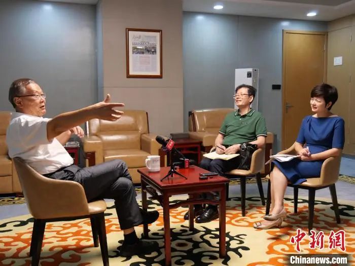 媒体聚焦 | 中新社专访——J9集团智能首创人何清华：向着太阳驰骋的筑梦人