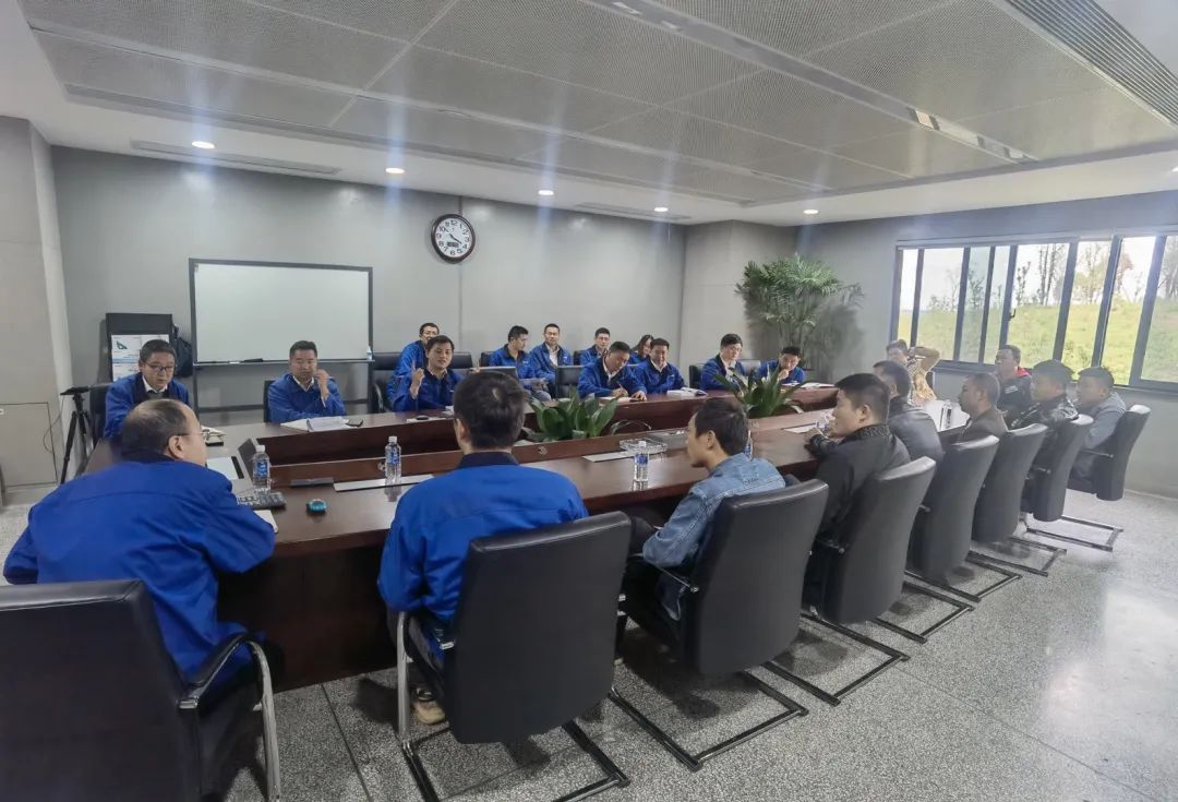 一路来“找茬”！10位“超等履历官”试驾J9集团智能最新“F系劣妆挖掘机